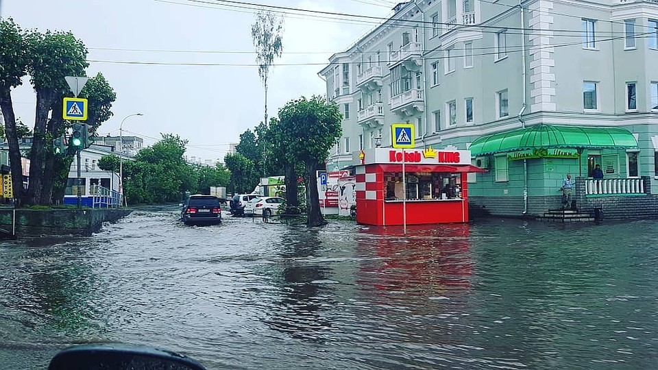 Осадки екатеринбург. Екатеринбург затопило. Наводнение в Екатеринбурге. Екатеринбург дождь. Ливень в Екатеринбурге.